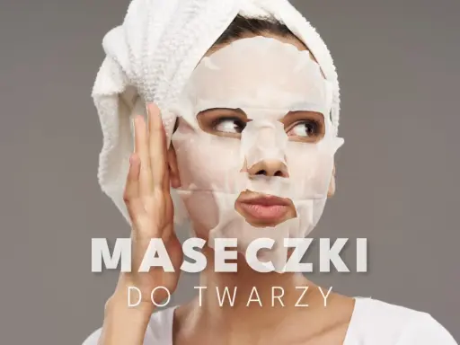 Kobieta z ręcznikiem na głowie stosuje najlepszą maskę nawilżającą do twarzy. Tekst: "MASECZKI DO TWARZY".