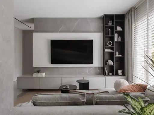 Nowoczesne pomysły na ścianę TV: minimalistyczna zabudowa, szary marmur i elegancka półka.