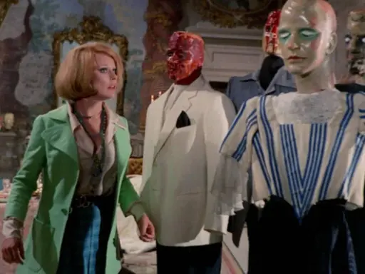Una donna guarda con terrore manichini inquietanti in un film di Mario Bava.