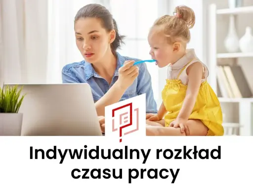 Kobieta pracuje przy laptopie, jednocześnie karmiąc dziecko. To obraz elastyczności i indywidualny rozkład czasu pracy.