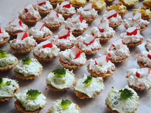 Pasty do słonych babeczek: jedne z surimi i białą pastą, drugie zielone z brokułami.