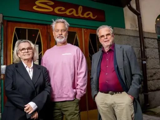Henrik Schyffert och hans band, medlemmar från Scala, poserar framför teatern.