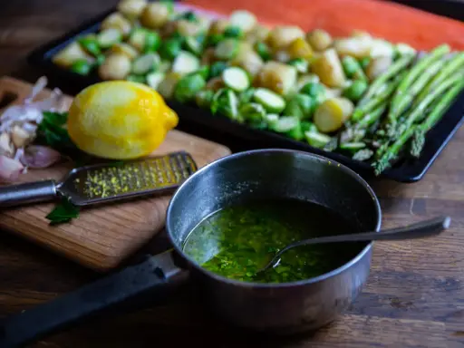 Förberedelser för allt på en plåt lax: färsk lax, potatis, brysselkål, sparris, citron och vitlök.