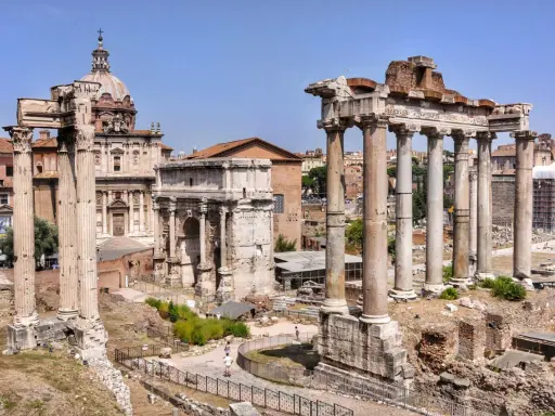 Starożytne ruiny Forum Romanum w Rzymie, gdzie zobaczyć można łuk triumfalny i kolumny.