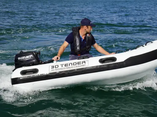 Un homme pilote un semi-rigide 3D TENDER avec un moteur Suzuki 60cv 4 temps. Avis sur ce moteur : performant et fiable.