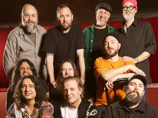 Medlemmar av Teddybears poserar för ett gruppfoto.