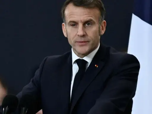 Flaga Francji: wygląd, symbolika i historia. Co zmienił Macron?