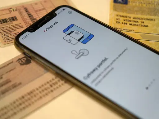 Smartfon z aplikacją mObywatel obok prawa jazdy i dowodu rejestracyjnego. Wkrótce cyfrowa legitymacja nauczyciela będzie dostępna w telefonie.