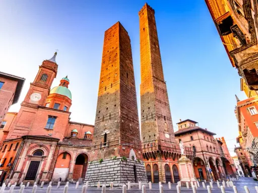 Le Due Torri e la Basilica di San Petronio, icone di Bologna, sono imperdibili per chi cerca cosa visitare Bologna.