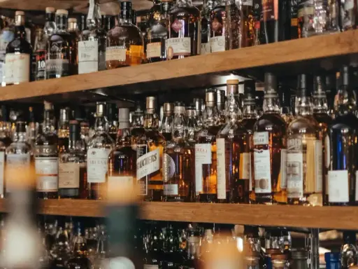 Regale voller Flaschen mit bernsteinfarbenem Whisky. Eine beeindruckende Auswahl für Kenner.