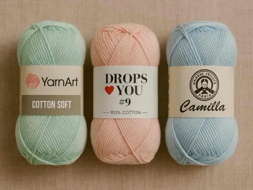 Trzy motki włóczki: miętowy YarnArt Cotton Soft, pudrowy Drops You i błękitny Camilla. Idealna włóczka na kapcie.