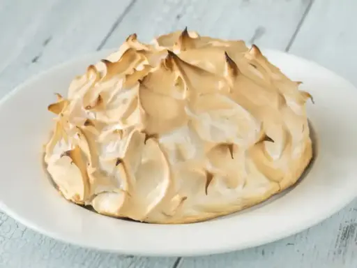 Une omelette norvégienne dorée et meringuée, prête à être dégustée.