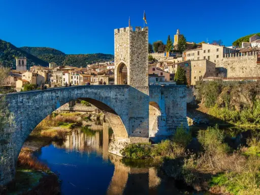 Mittelalterliche Brücke mit Turm in Besalú, Spanien. Die Steine erzählen Geschichten aus vergangenen Zeiten.