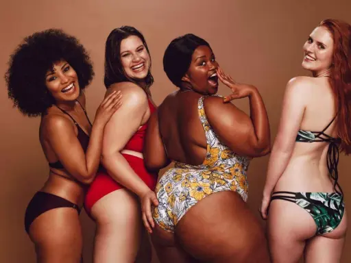 Fyra glada kvinnor i olika badkläder. En har en virkad bikini.
