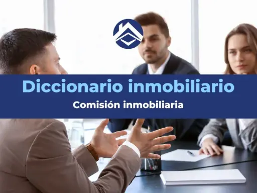 Equipo discutiendo la comisión inmobiliaria para una venta.