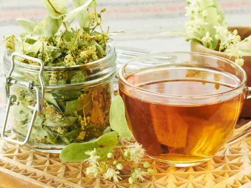 Infusion de tilleul, une boisson réconfortante. Bien que généralement sans effet secondaire, une consommation excessive peut avoir des conséquences.