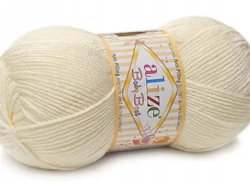 Kłębek jasnej, kremowej włóczki Alize Cotton Baby Soft. Idealna do delikatnych dzianin dla dzieci, miła w dotyku i odporna na mechacenie.