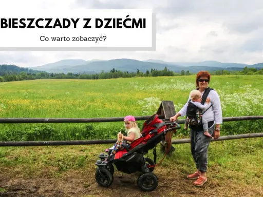 Kobieta z dzieckiem w chuście i dziewczynka w wózku na tle malowniczych Bieszczad.