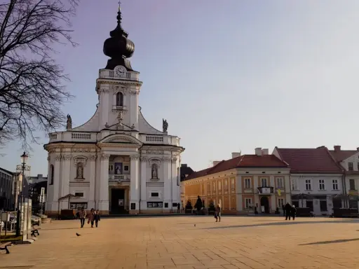 Rynek w Wadowicach z bazyliką i kamienicami. Wspaniałe wadowickie atrakcje czekają na odkrycie!