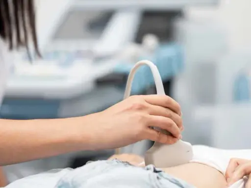 Badanie USG jamy brzusznej. Pęcherz moczowy słabo wypełniony może oznaczać potrzebę nawodnienia lub inne przyczyny.