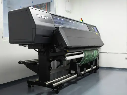 Profesjonalna maszyna Epson do druku solventowego z zielonym wzorem na rolce.