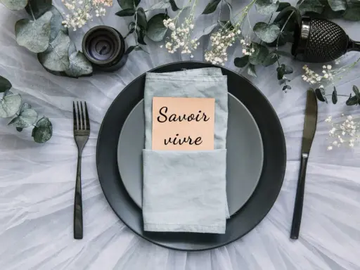 Eleganckie nakrycie stołu z kartką "Savoir vivre" - idealne na zaproszenia na ślub.