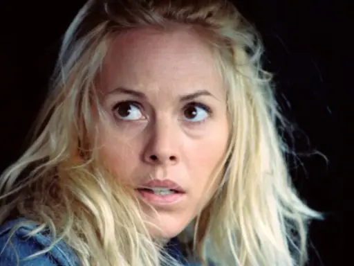 Przerażona kobieta z blond włosami, wpatrzona w coś poza kadrem. Ten moment z filmu sprawia, że widz czuje się jak bohater, oglądając mega wciągające filmy.