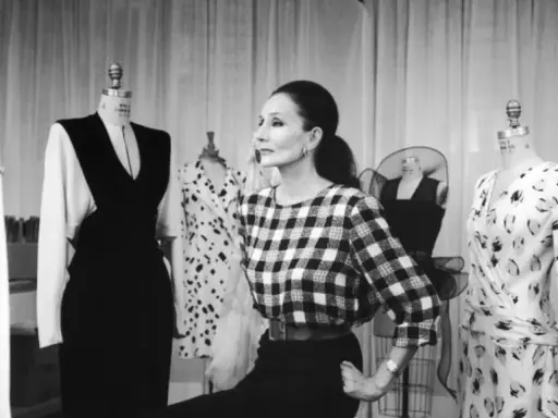 Jacqueline de Ribes, diseñadora, supervisa la confección de un vestido de lunares y otro estampado floral.