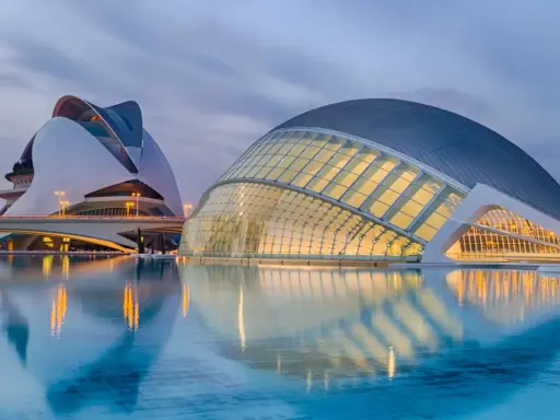 Futuristische Architektur in Valencia, Spanien, mit reflektierenden Wassern. Ein Muss für jeden, der die spanien highlights erleben möchte.