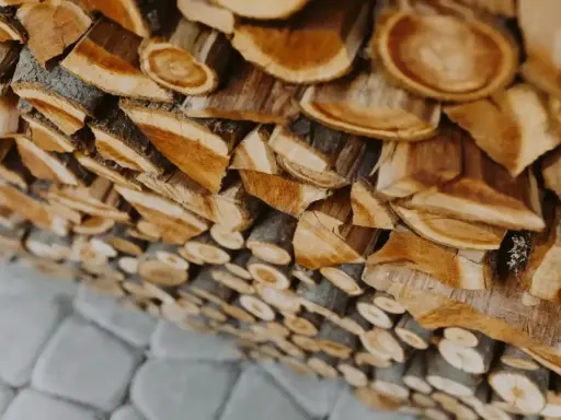 Stos drewna opałowego. Czy w piecu na pellet można palić drewnem? To zależy od modelu pieca.