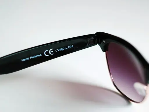 Okulary przeciwsłoneczne z oznaczeniem CE, UV400, CAT 3. Zwróć uwagę na jakość wykonania, np. "Hand Polished".
