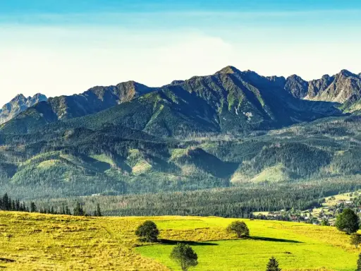 Widok na Tatry z zielonymi łąkami i lasami. To jedno z 10 najpiękniejszych miejsc w Tatrach, idealne na wędrówkę.