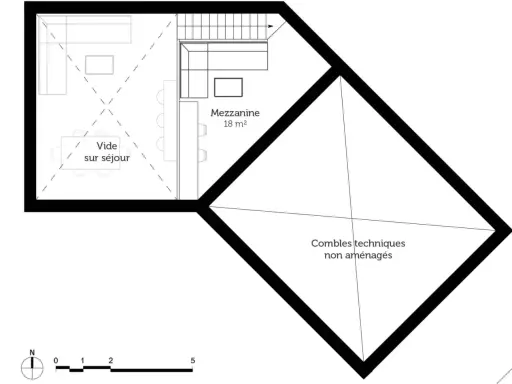 Plan maison 100m2 à étage : vue en coupe d'une mezzanine avec salon et salle à manger, et combles techniques non aménagés.