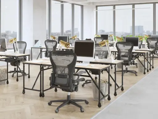 Bureau moderne avec postes de travail alignés, illustrant l'avantage open space pour la collaboration et la flexibilité.