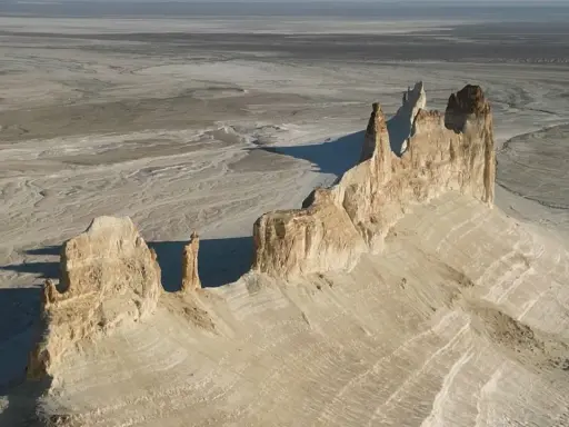 Formazioni rocciose bianche e imponenti nel deserto del **Kazakistan, dove si trova** questo paesaggio surreale.