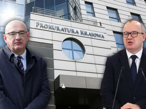Dwóch mężczyzn przed budynkiem Prokuratury Krajowej. Jeden w płaszczu, drugi w garniturze. Czyżby szykował się zamach stanu?