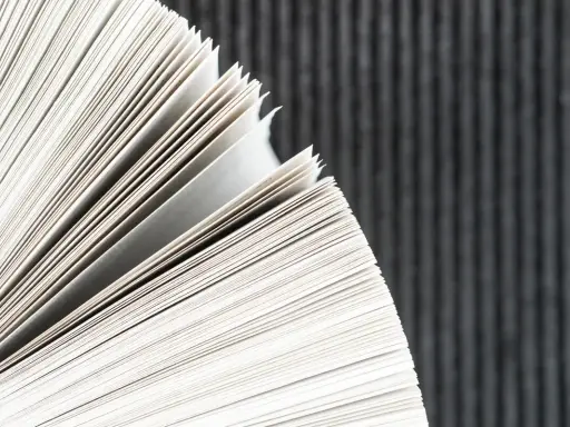 Strony książki, wykonane z delikatnego papieru niepowlekanego, rozchylają się, odsłaniając ich gładką fakturę.