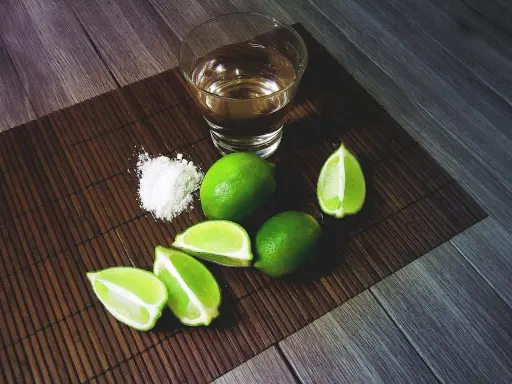 Tequila Sierra, jak pić? Kieliszek złocistego alkoholu, garść soli i soczyste limonki – idealny zestaw na wieczór.