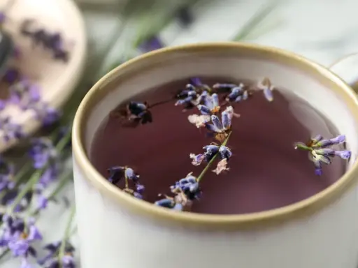 Aromatic herbata z lawendy, choć relaksująca, ma swoje przeciwwskazania. Napar w filiżance z kwiatami lawendy.