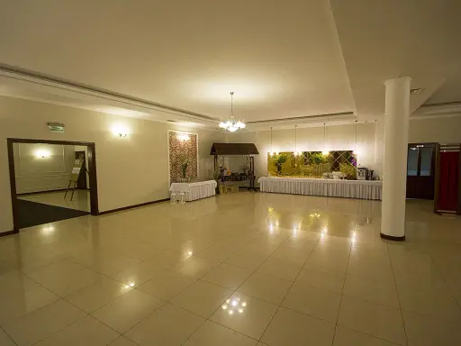 Elegancka sala bankietowa w Dworku Kasztelan Serokomla, gotowa na przyjęcie gości.