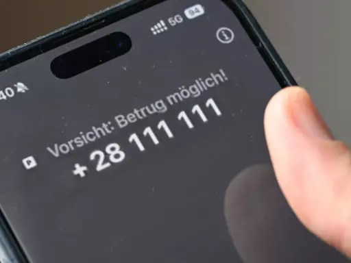 Vorsicht: Betrug möglich! Ein Finger tippt auf dem Smartphone, um Spam-Anrufe zu blockieren.