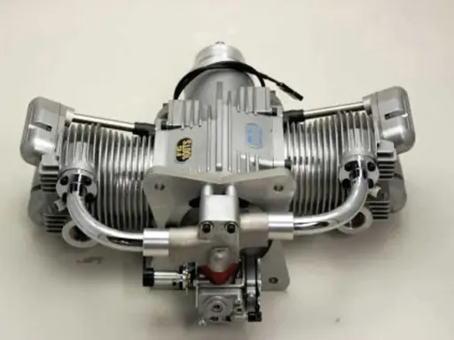 Zwei Zylinder-Motor, Modell Saito FG 41TS, mit Kühlrippen und Auspuffkrümmern.