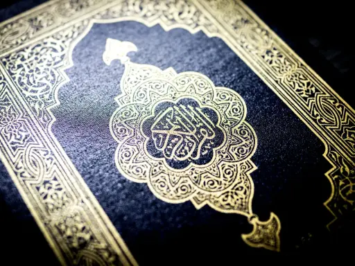 Ein prachtvoller Koran mit goldenen Verzierungen, die an die mystische Welt des Dschinn im Islam erinnern.