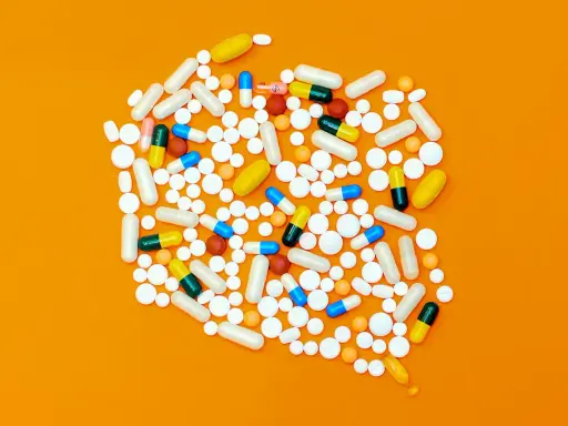 Mnóstwo tabletek i kapsułek, w tym te zawierające opioidy. Co to za leki?