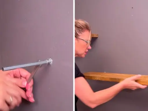 Instalando soportes para poner baldas entre dos paredes. Una persona ajusta un soporte y otra coloca una balda de madera.