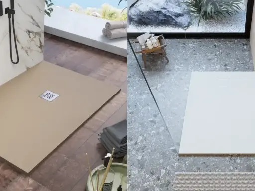 Montaggio piatto doccia sopra pavimento: due soluzioni moderne, una color sabbia su parquet, l'altra bianca su grès effetto terrazzo.