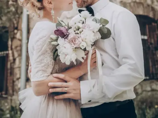 Para młoda trzyma bukiet. Ślub konkordatowy kiedy do USC? To pytanie, które zadaje sobie wiele par.