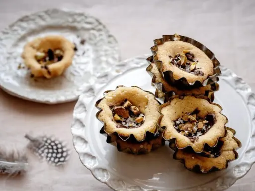 Små, enkla bakverk med choklad och nötter i fina formar. Perfekta till fikat.