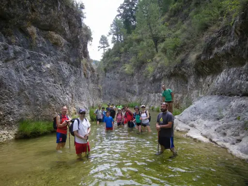 Grupo de senderistas disfrutando de un refrescante baño en el río, un lugar ideal donde bañarse en Yeste.