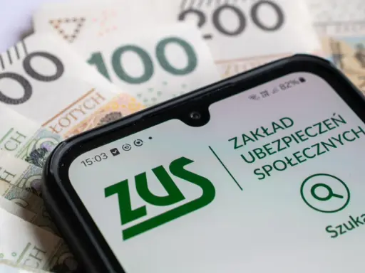 ZUS na telefonie i polskie banknoty. Czy mam 60 lat i 20 lat pracy, dostanę emeryturę?